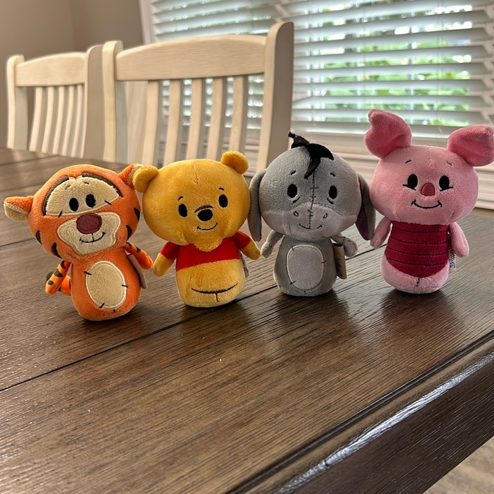 Hallmark Winnie the Pooh itty bitty set